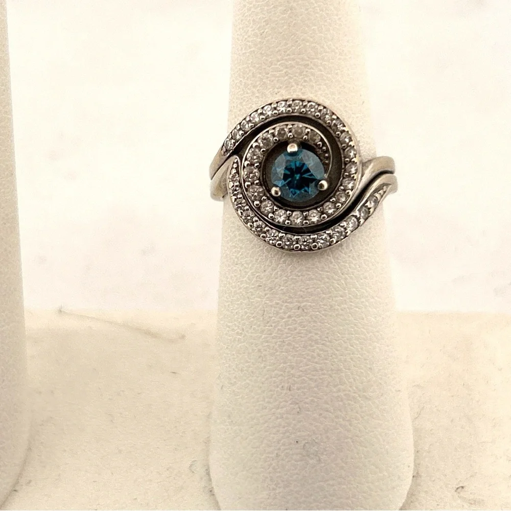 493845 14k wg NA Hoku ring paired with NA Hoku wave band. New retail  $4459.00 - Picture 3 of 6
